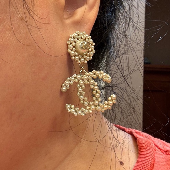 Limited Edition Classic Chanel CC Logo Pearl Embellished Gold Dropped Earrings - Picture 3 of 3